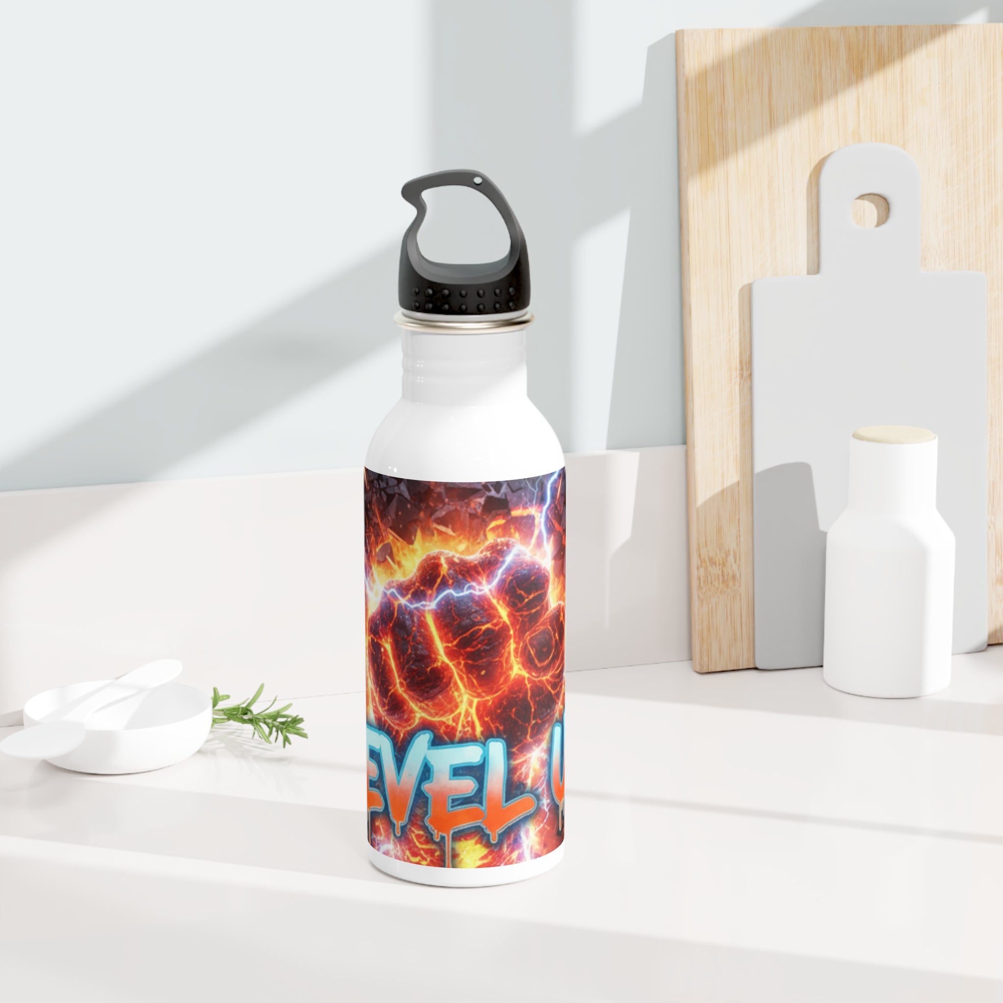 Bottiglia d’acqua inox bianca con tappo nero e grafica fiamme su piano