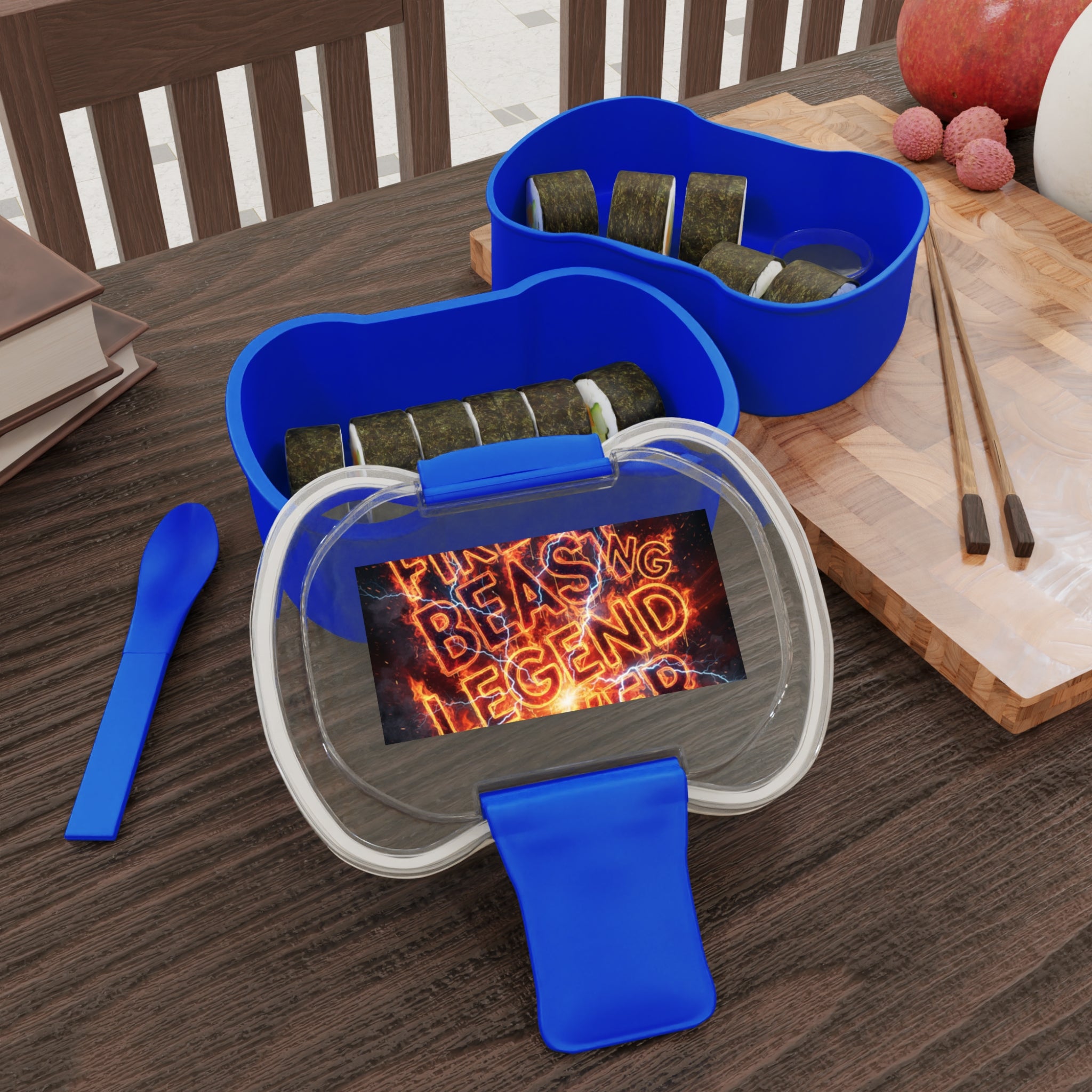 Contenitore bento a due piani blu aperto con scomparti e inserti decorativi nel vassoio