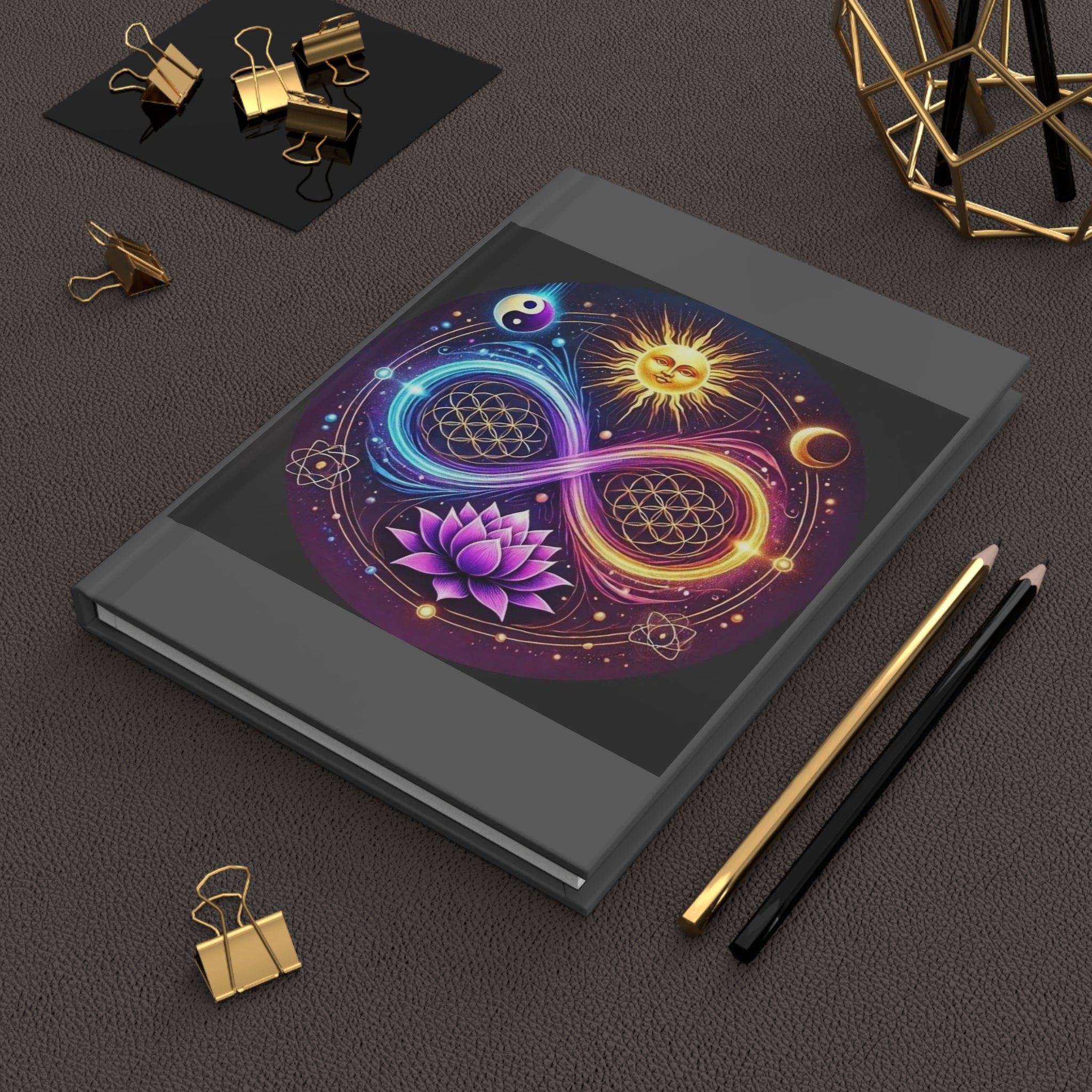 Quaderno rigido opaco con copertina scura e grafica mistica a loto e simboli.