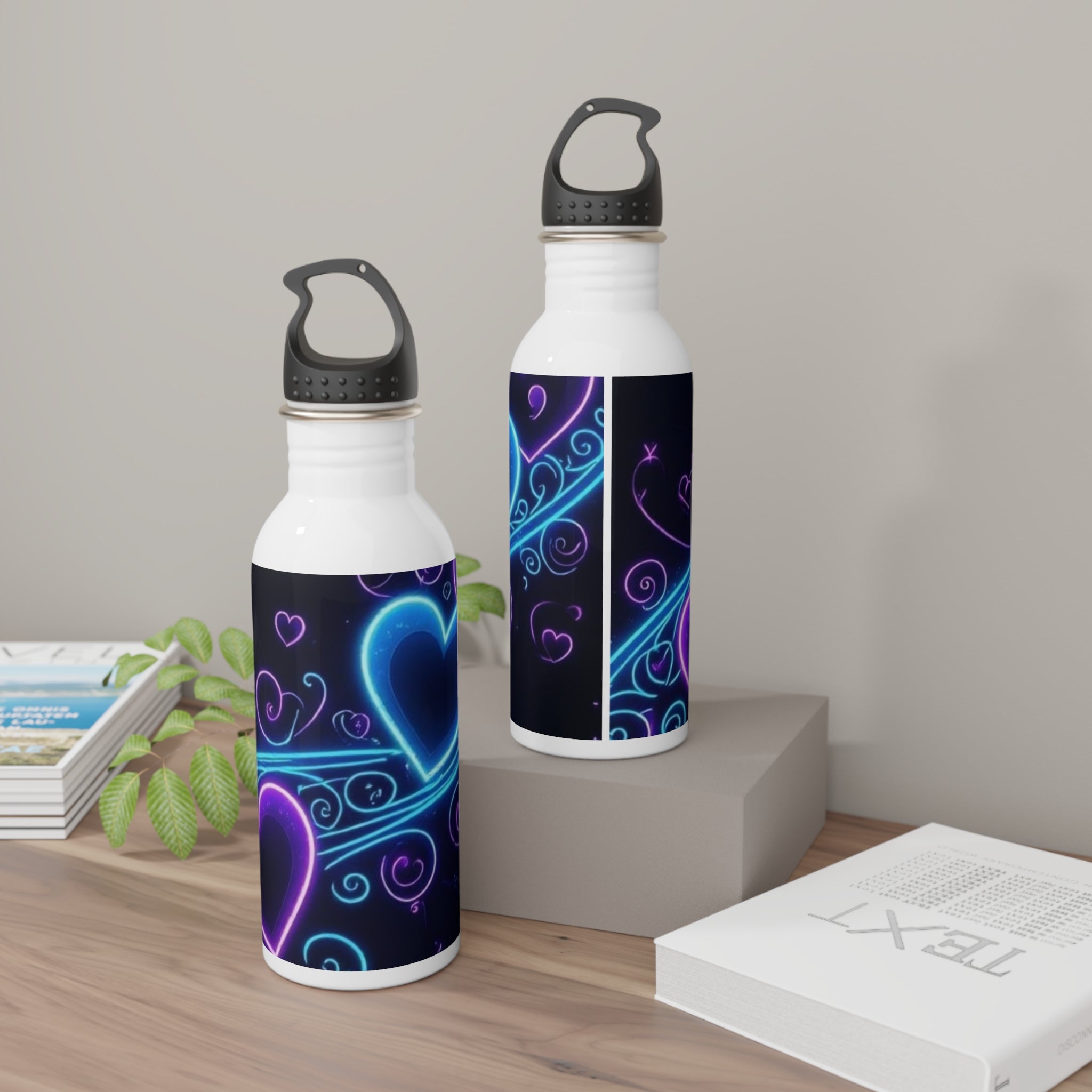 Due borracce in acciaio bianche con tappo nero e grafica cuori blu-viola.
