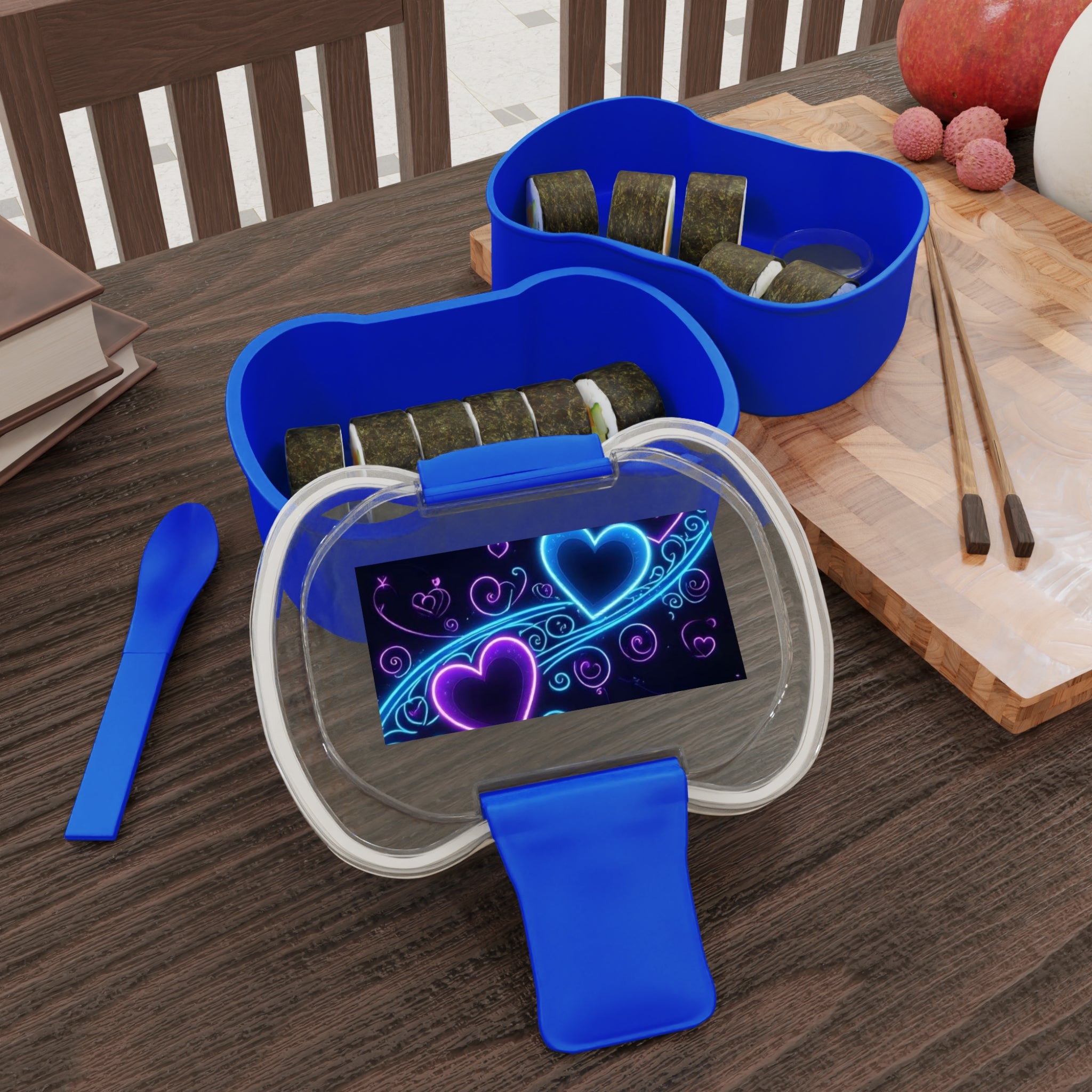 Bento blu a due livelli aperto con inserti divisori e coperchio trasparente.