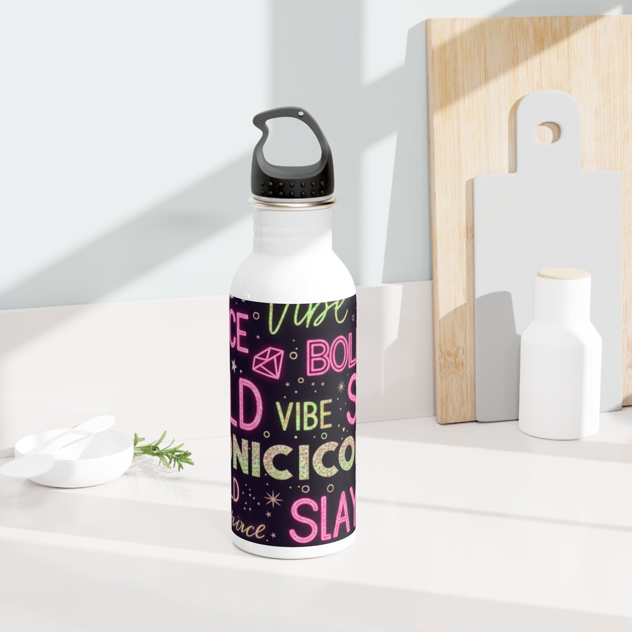 Borraccia bianca con tappo nero e grafica “BOLD VIBE ICONIC”