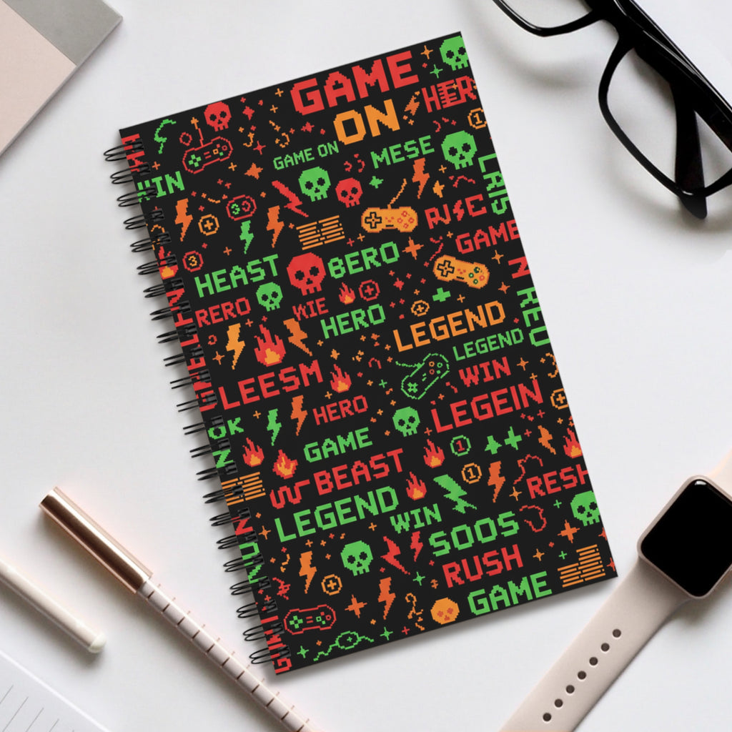 Quaderno a spirale con copertina nera gaming colorata, formato compatto.