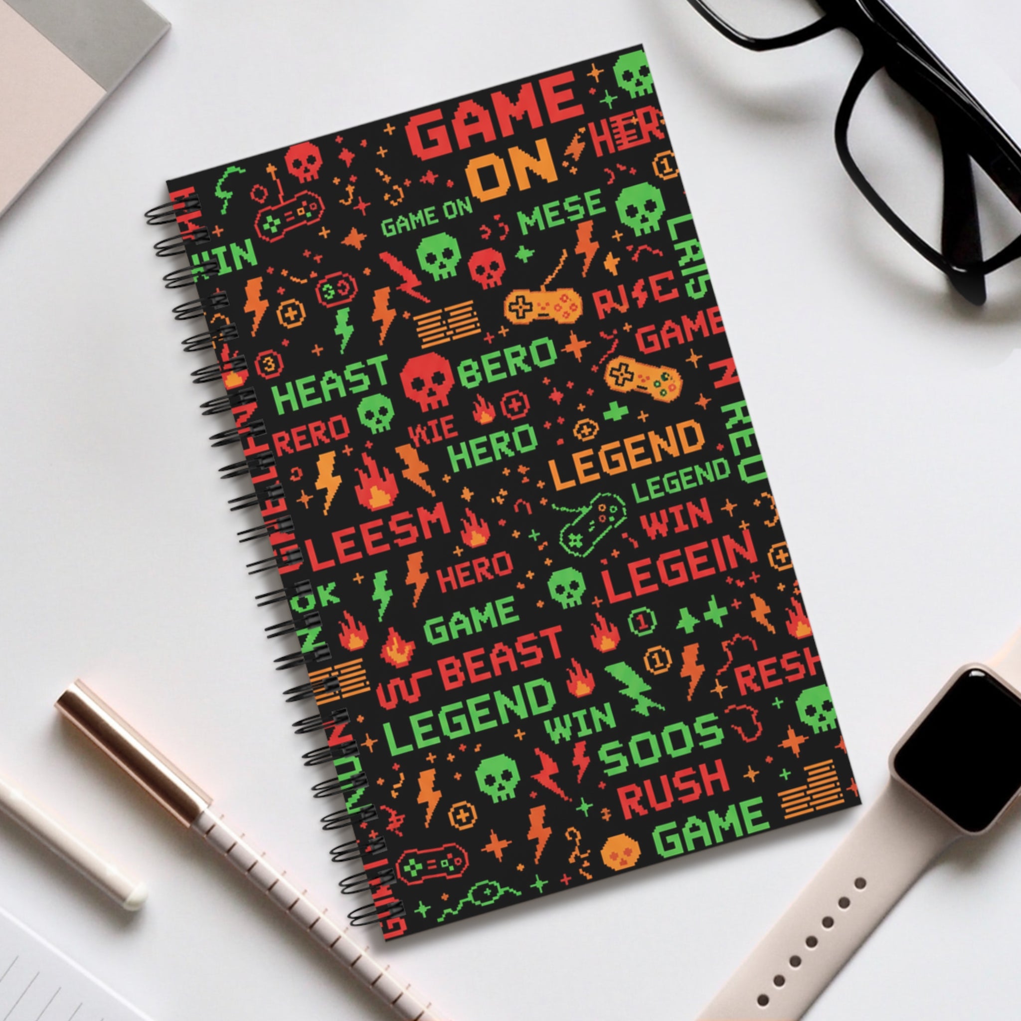 Quaderno a spirale con copertina nera gaming colorata, formato compatto.