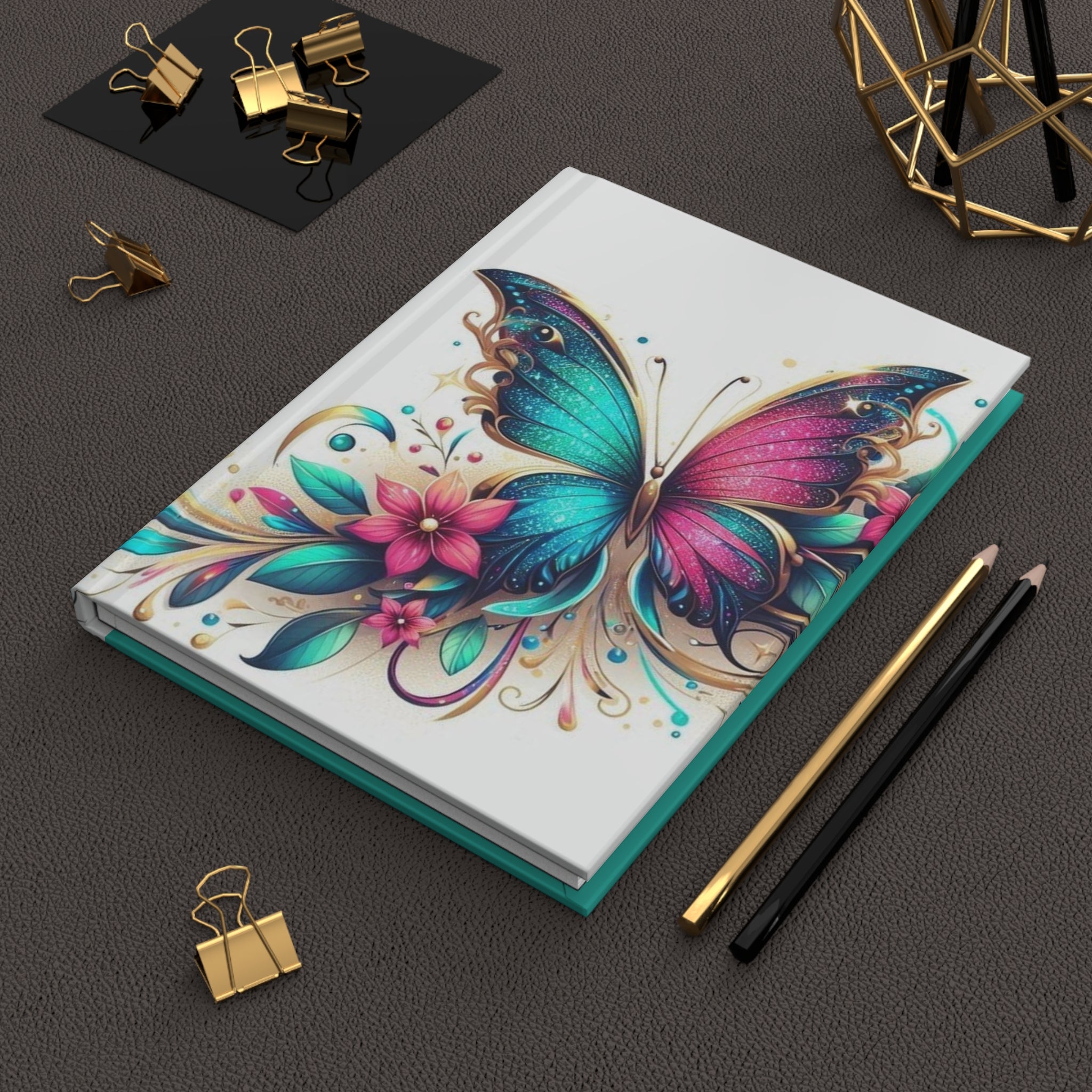 Quaderno rigido opaco chiuso con illustrazione farfalla colorata e bordi verde