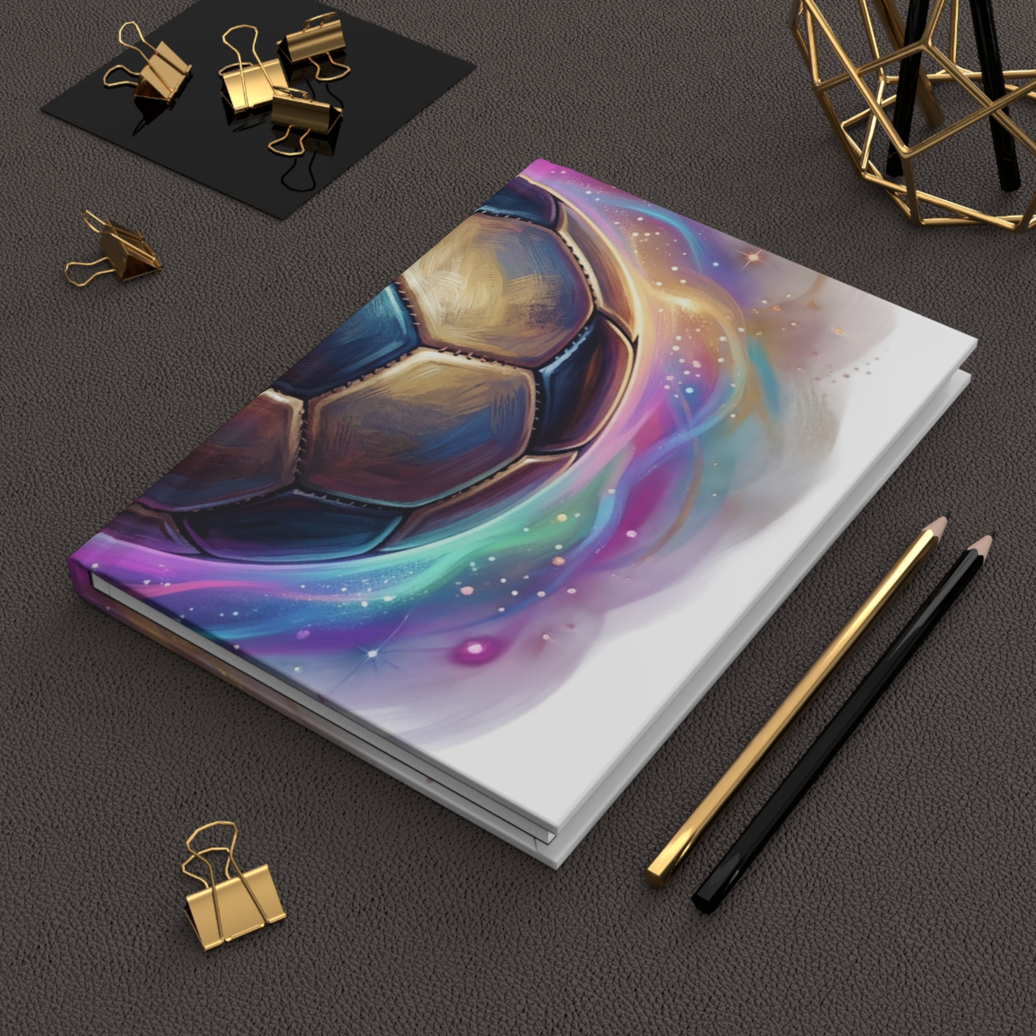 Sert kapaklı mat defter, futbol topu desenli renkli kapak, üstten görünüm