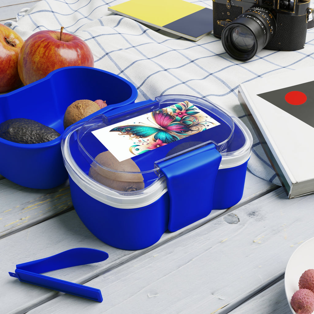 Contenitore bento a due scomparti blu con farfalla e scomparti interni, cibo visibile.