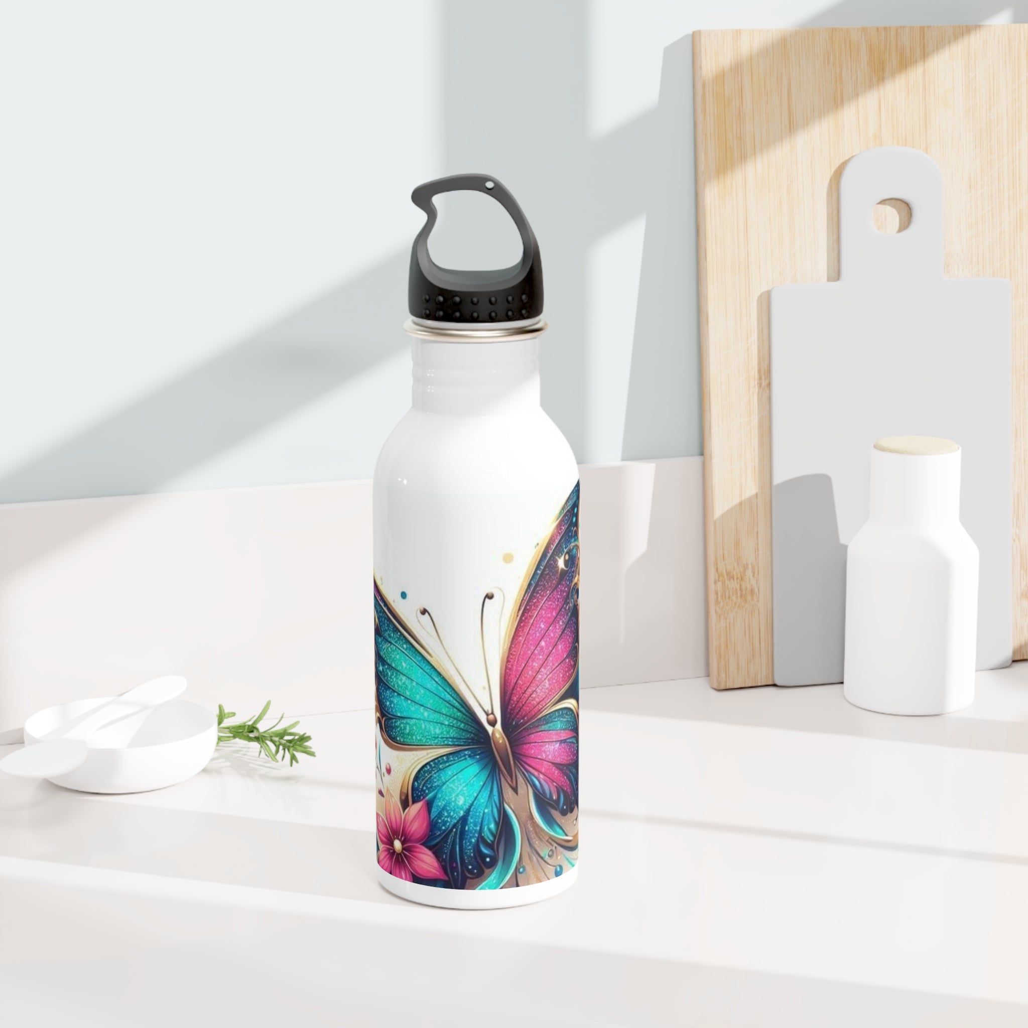 Bottiglia d’acqua in acciaio inox bianca con coperchio nero e farfalla multicolore