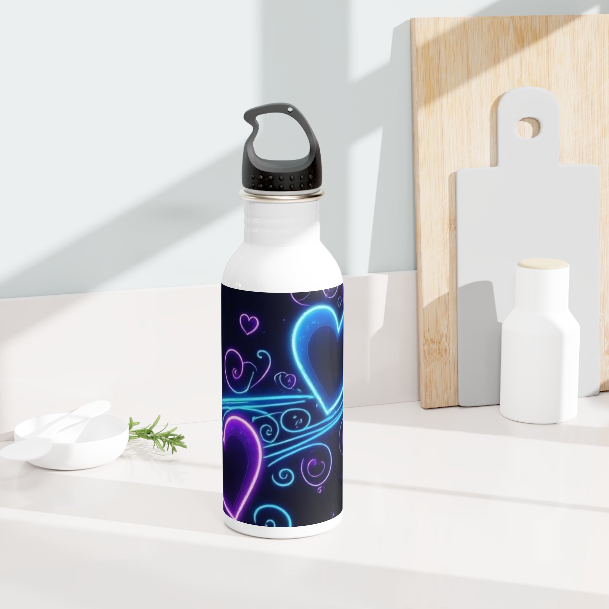 Borraccia in acciaio con tappo nero e grafica cuori blu-viola, corpo bianco.