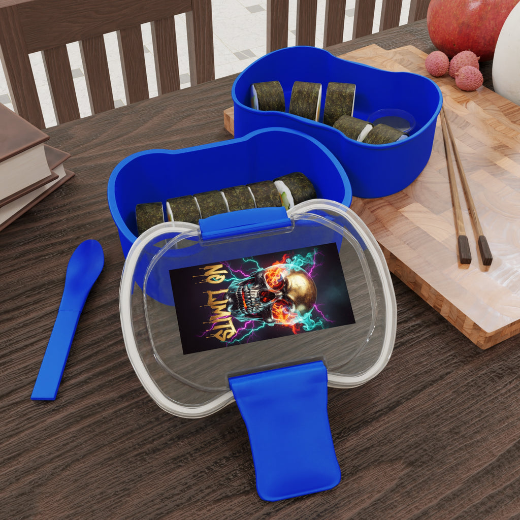 Contenitore bento a due scomparti blu con coperchio trasparente e contenuto nello scomparto