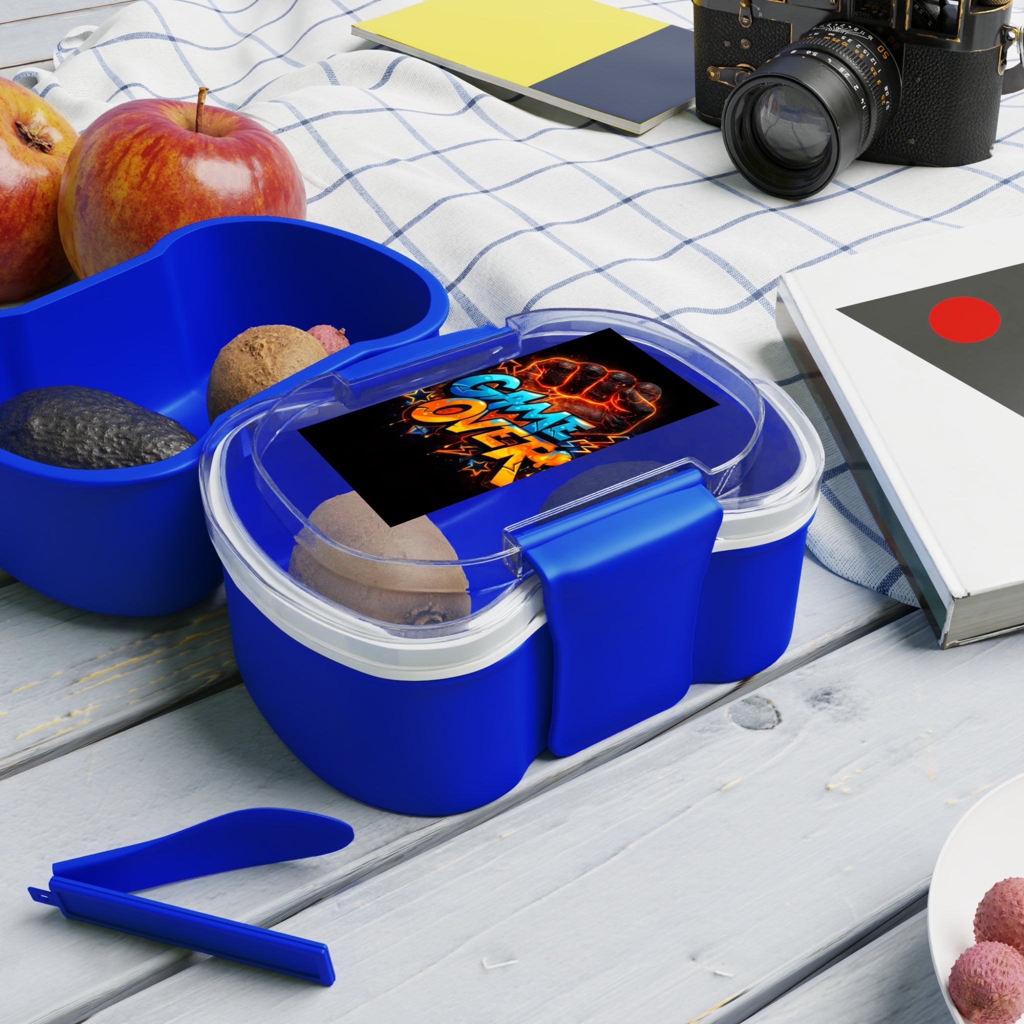 Scatola bento blu a due scomparti con coperchio trasparente e posate in plastica