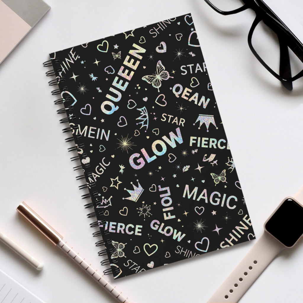 Quaderno con copertina nera, scritte QUEEN/GLOW e cuori, stelle e farfalle