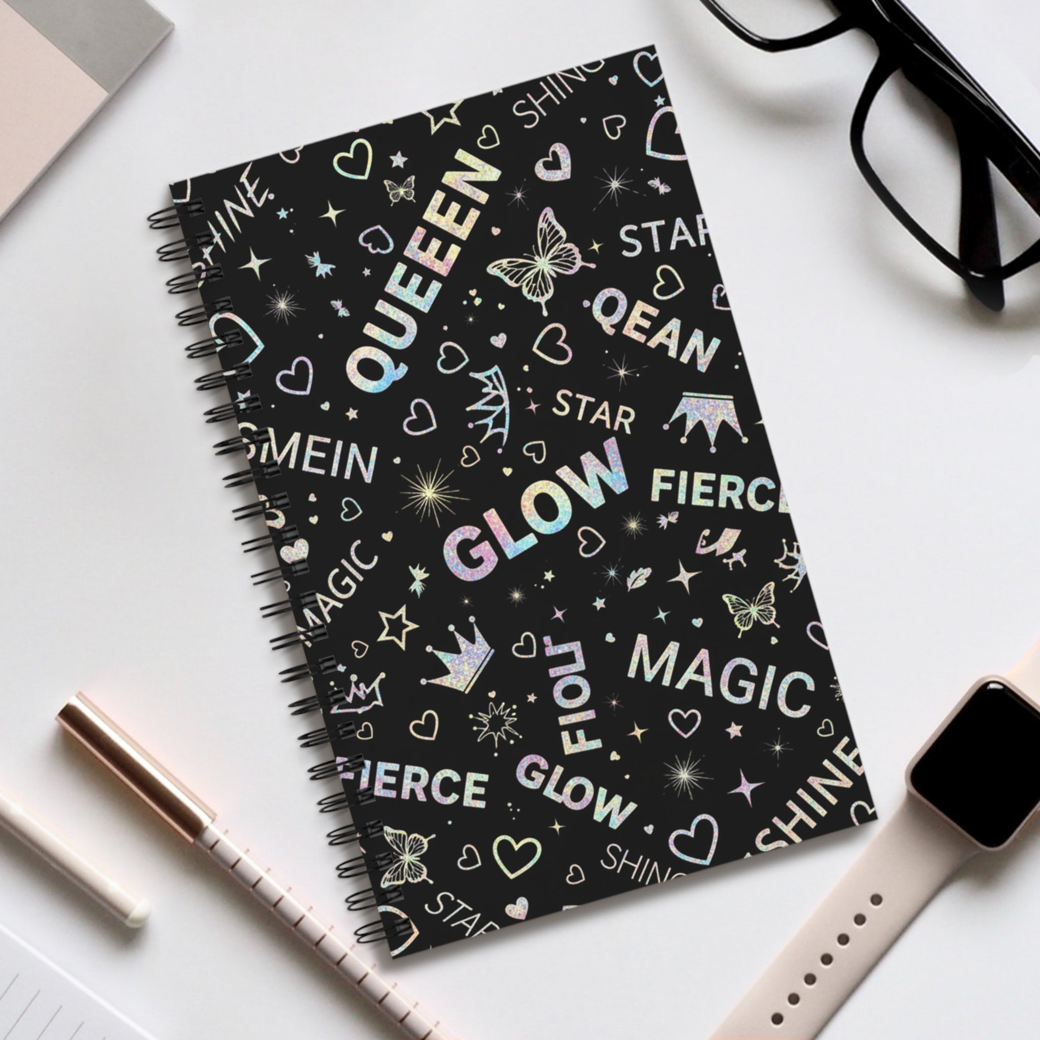 Quaderno con copertina nera, scritte QUEEN/GLOW e cuori, stelle e farfalle