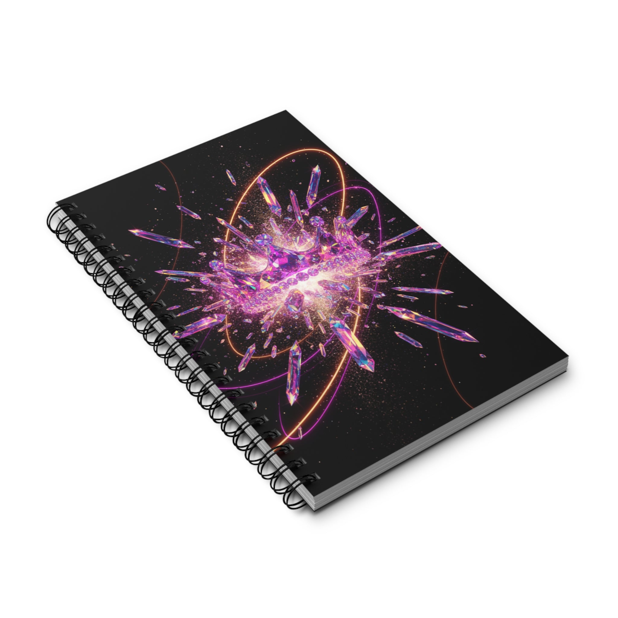 Quaderno a spirale nero con grafica esplosione viola e rosa, vista inclinata.