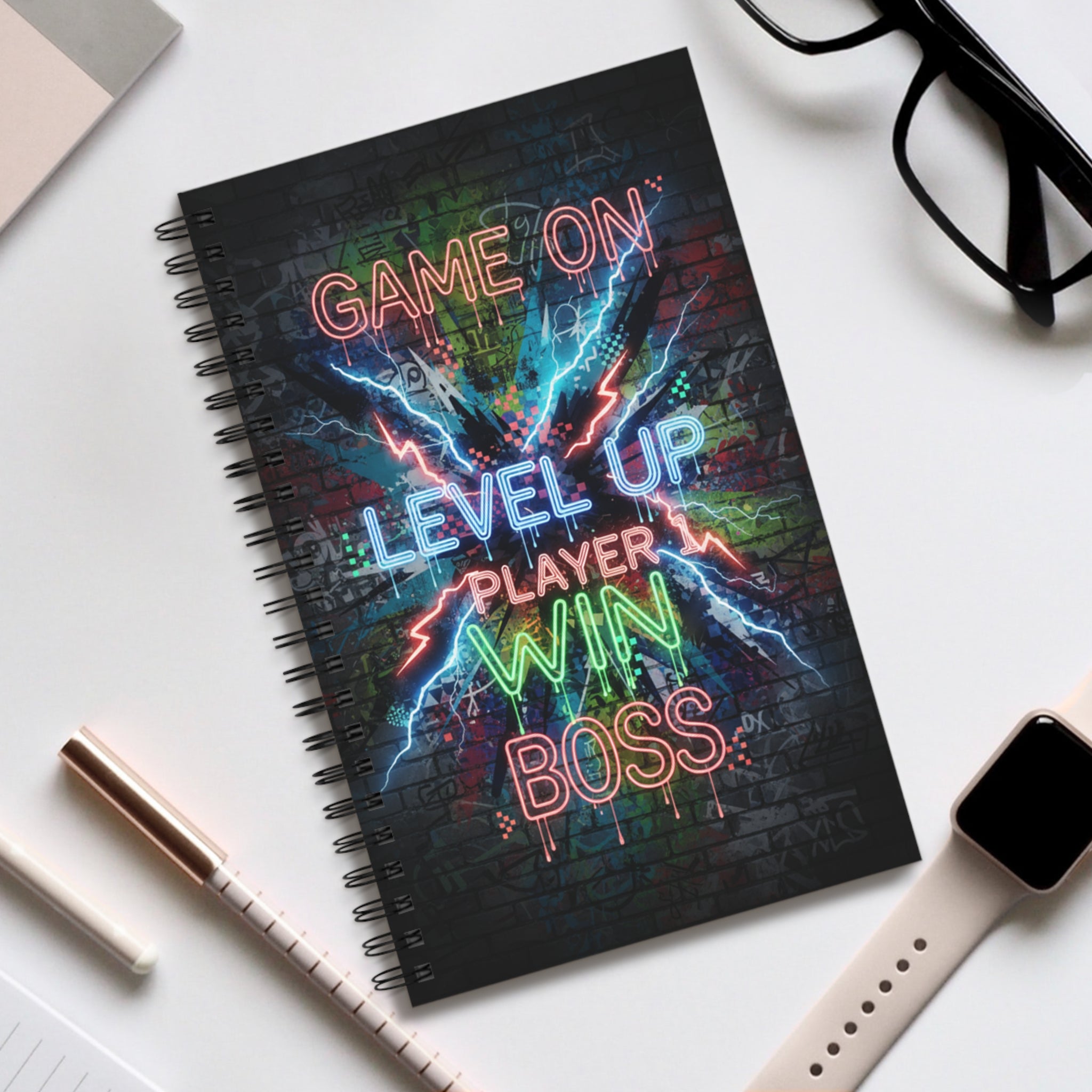 Quaderno a spirale nero “GAME ON LEVEL UP PLAYER WIN BOSS” su scrivania