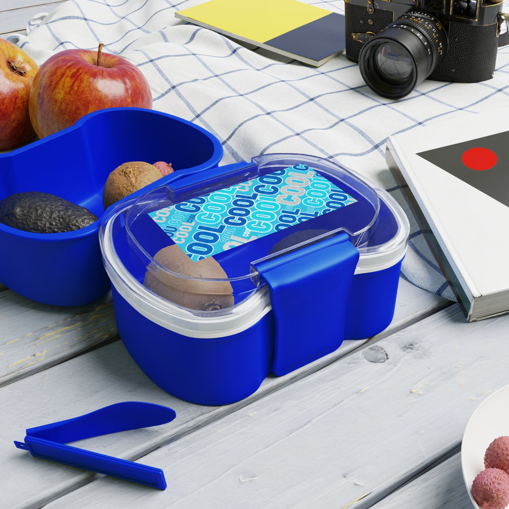 Scatola bento blu a due scomparti con coperchio trasparente e base chiusa.