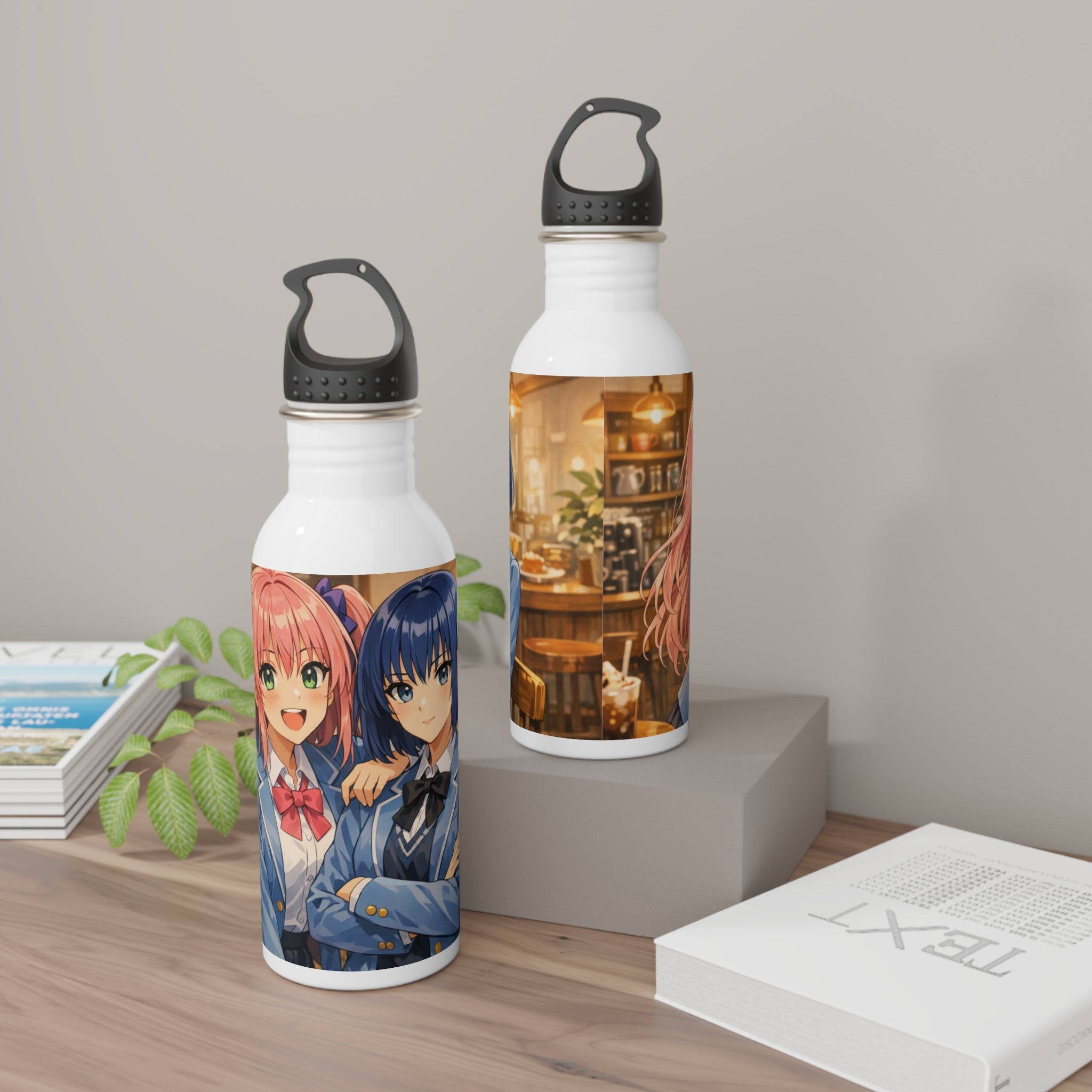 Due bottiglie d’acqua in acciaio bianche con tappi neri e grafiche anime diverse.
