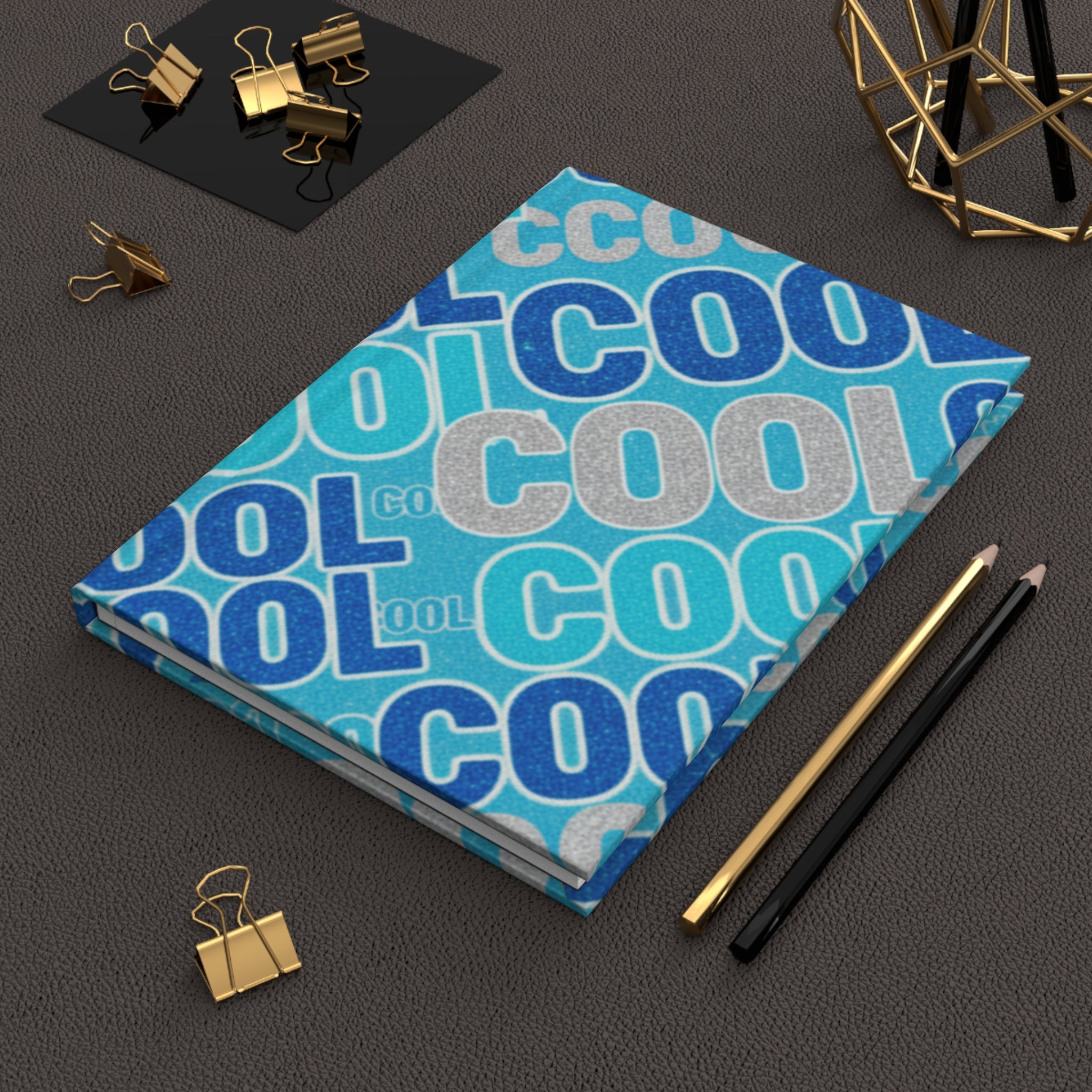 Quaderno a copertina rigida blu con motivo ripetuto Cool 365 in grandi caratteri