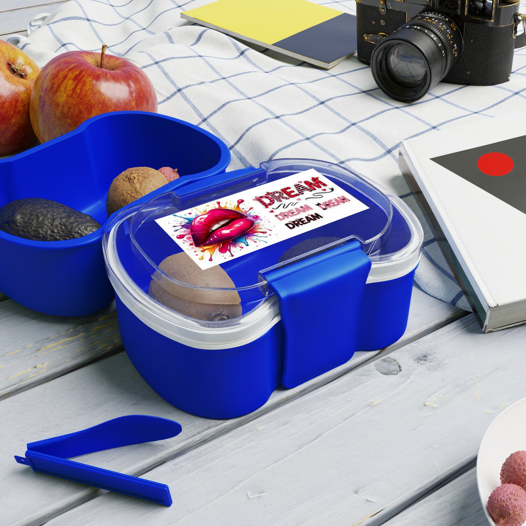 Portapranzo bento blu a due livelli sul tavolo con etichetta e scomparto interno