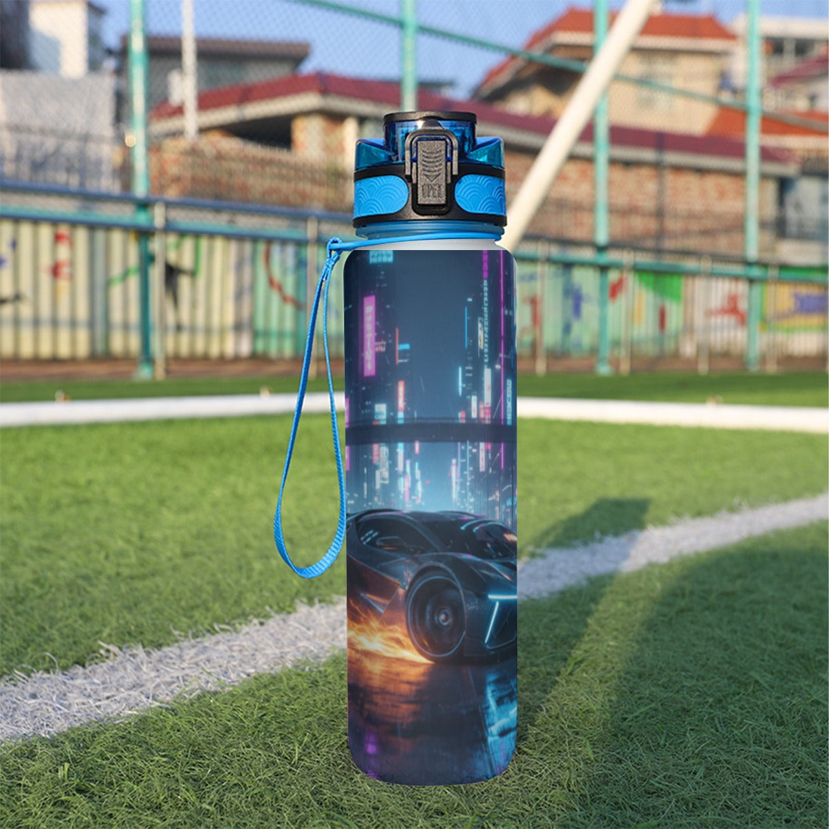 Borraccia sportiva 32oz blu con grafica città e silhouette auto, tappo blu e laccio