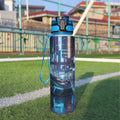 Borraccia sportiva 32oz blu con grafica città e auto, tappo blu e laccio