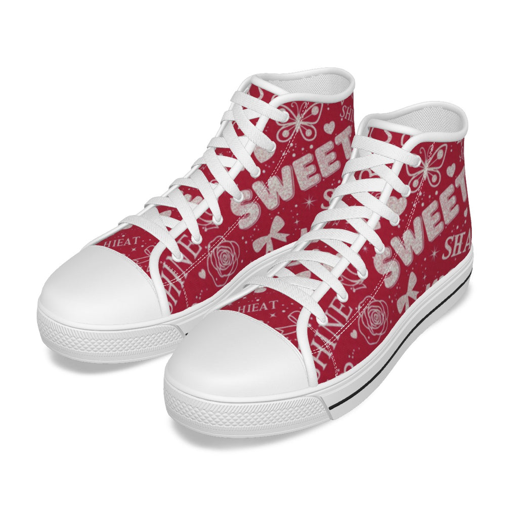 Sneakers alte rosse con scritte e fiocchi, lacci bianchi e suola a righe