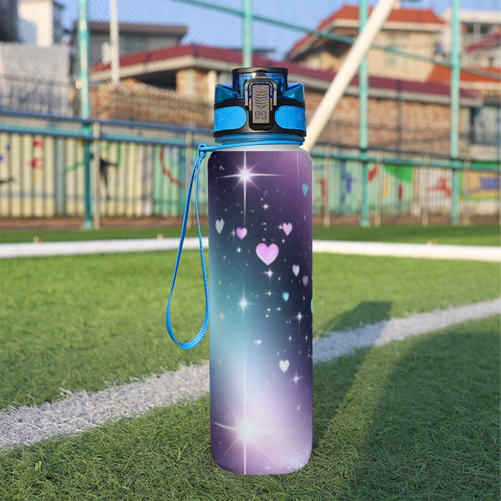 Borraccia sportiva 32 oz viola con tappo blu e tracolla, motivo cuori e scintille
