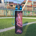 Borraccia sportiva 32 oz nera con stampa grafica viola e tappo blu, cordino laterale.