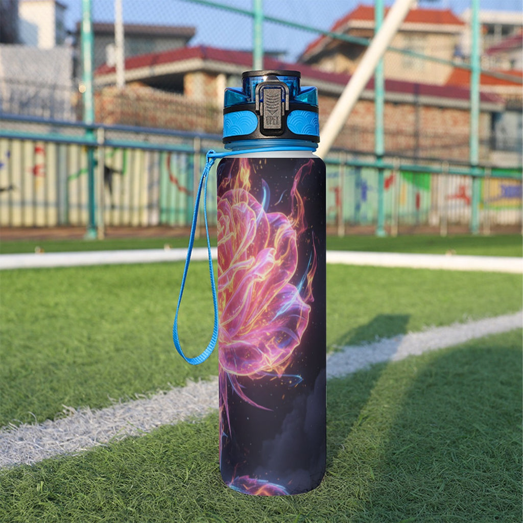 Borraccia sportiva 32 oz nera con stampa viola, tappo blu, cordino e base visibile.