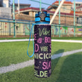 Bottiglia sportiva 32 oz scura con coperchio blu, tracolla e scritte multicolore