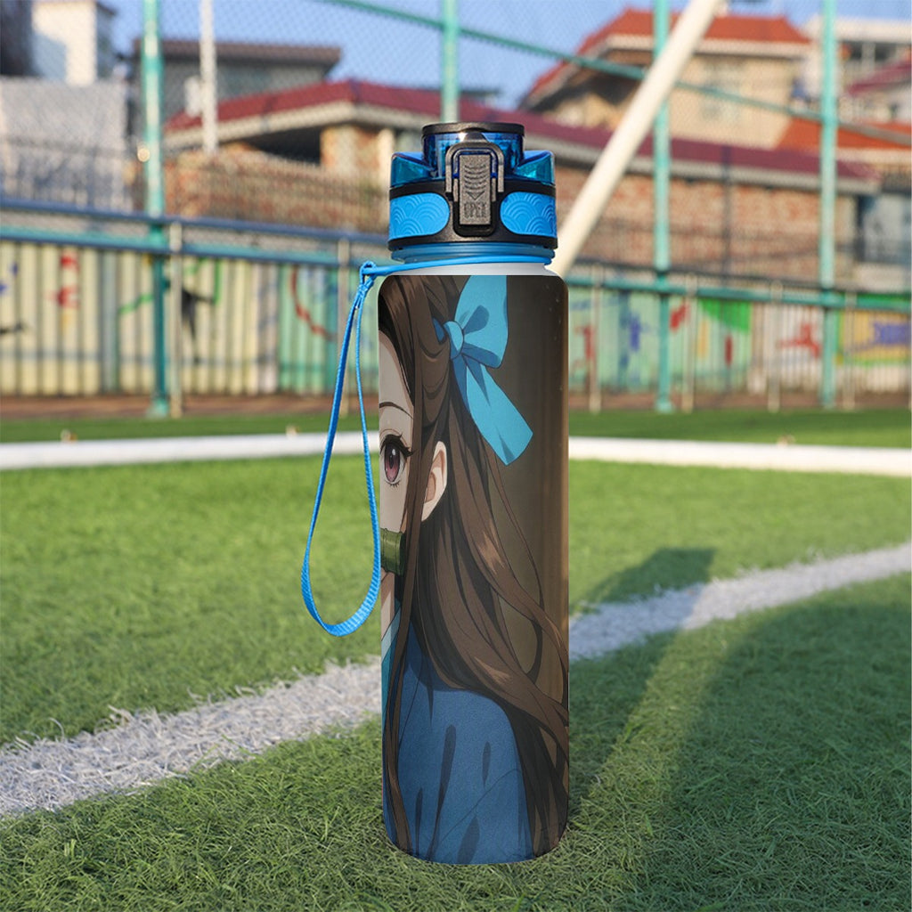 Borraccia sportiva 32oz con coperchio blu e stampa anime sul lato, manico a laccio