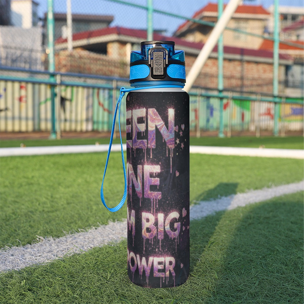 Borraccia sportiva 32 oz nera con tappo blu, laccetto e stampa viola su sfondo nero.