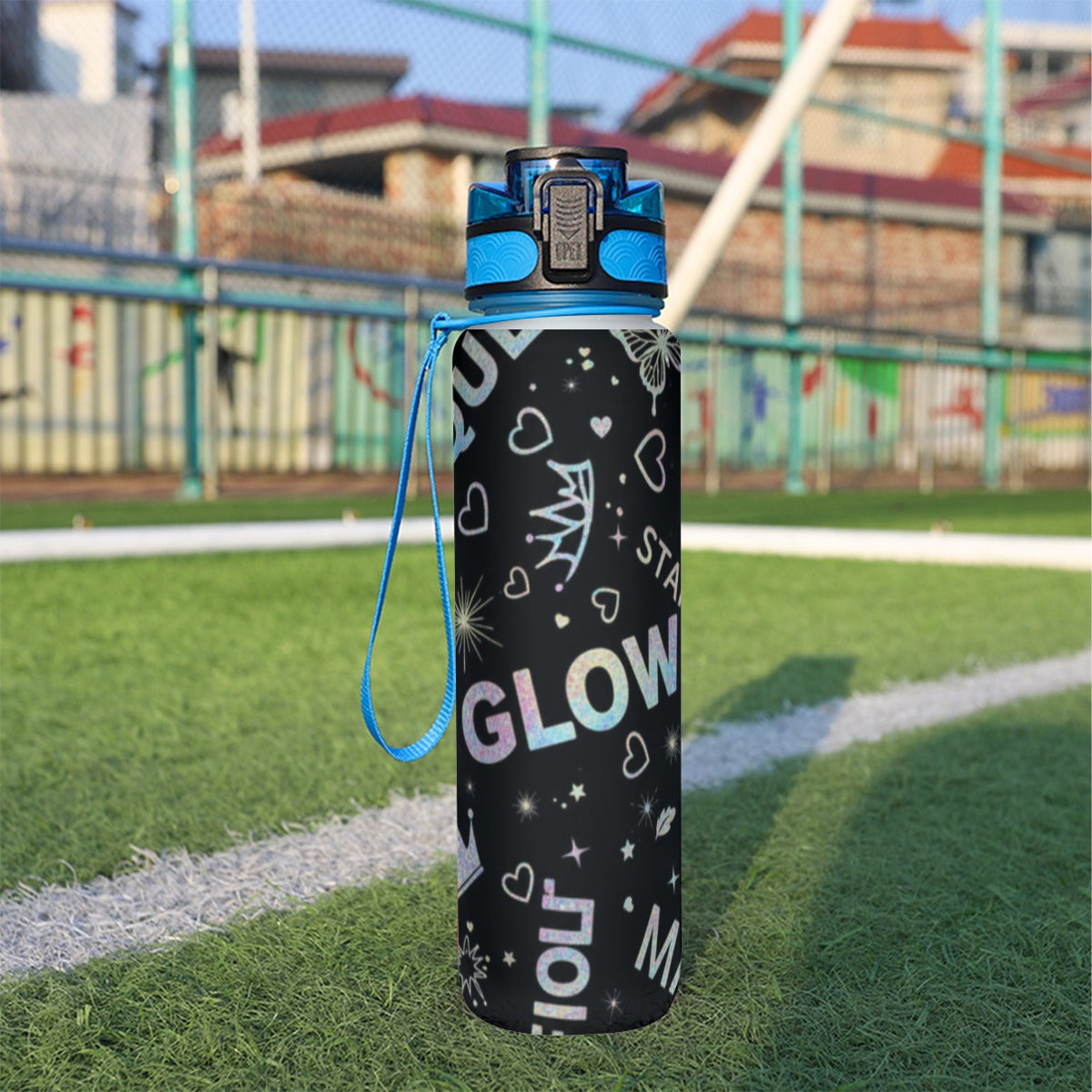 32 oz spor su şişesi, siyah yıldızlı desenli; mavi kapak ve bileklik