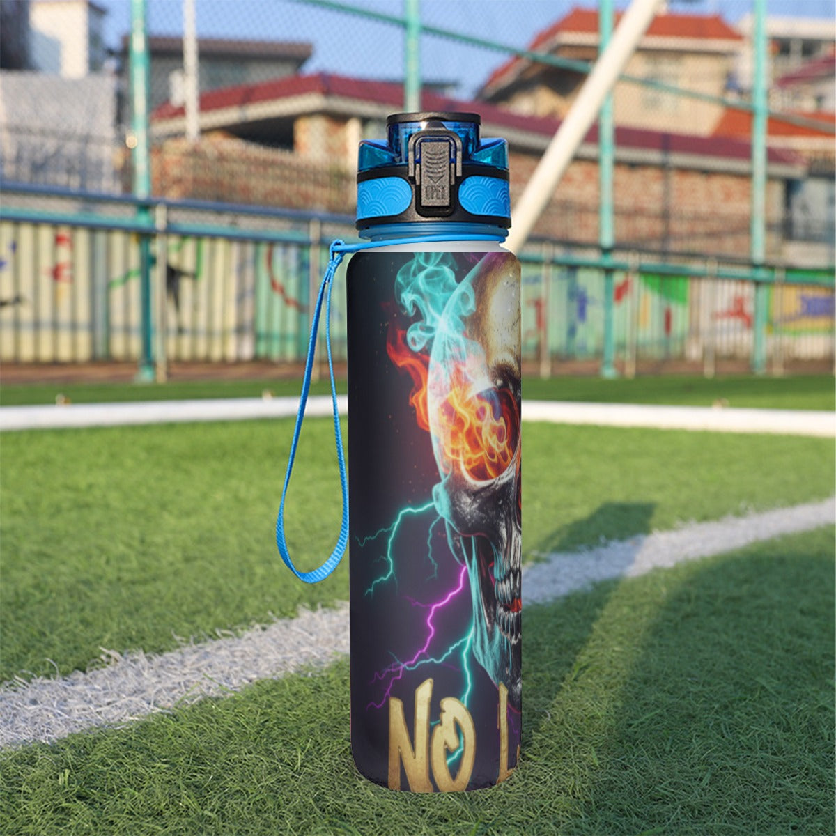 Borraccia sportiva 32 oz nera con grafica teschio e fulmini, coperchio blu