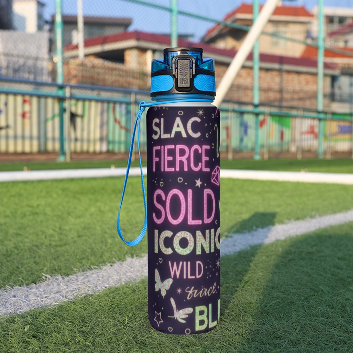 Bottiglia sportiva 32 oz scura con coperchio blu, tracolla e scritte viola/rosa