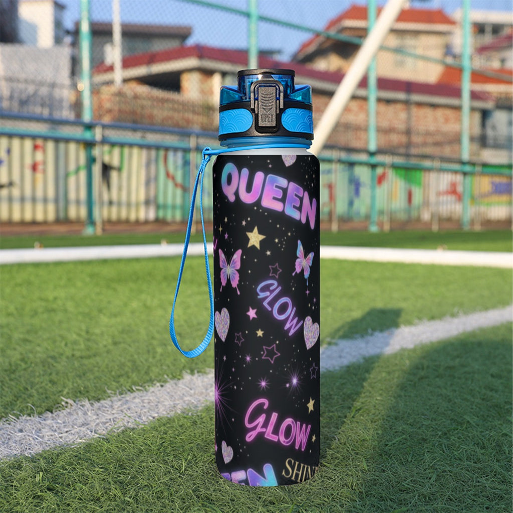 Borraccia sportiva 32 oz nera con scritte colorate Queen/Glow, tappo blu.