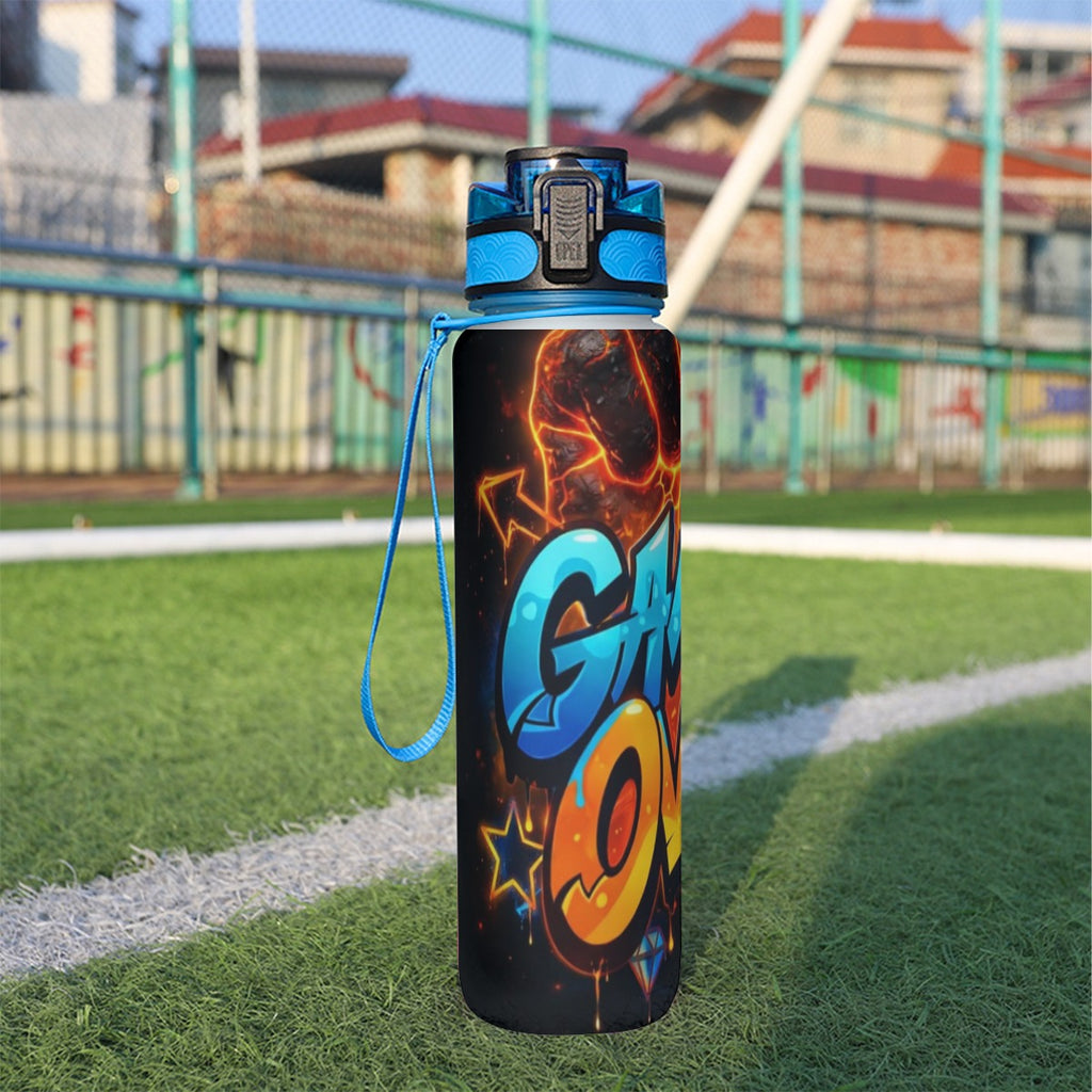 Borraccia sportiva nera 32 oz con tappo blu e cinturino, grafica 'GO' e stelle.