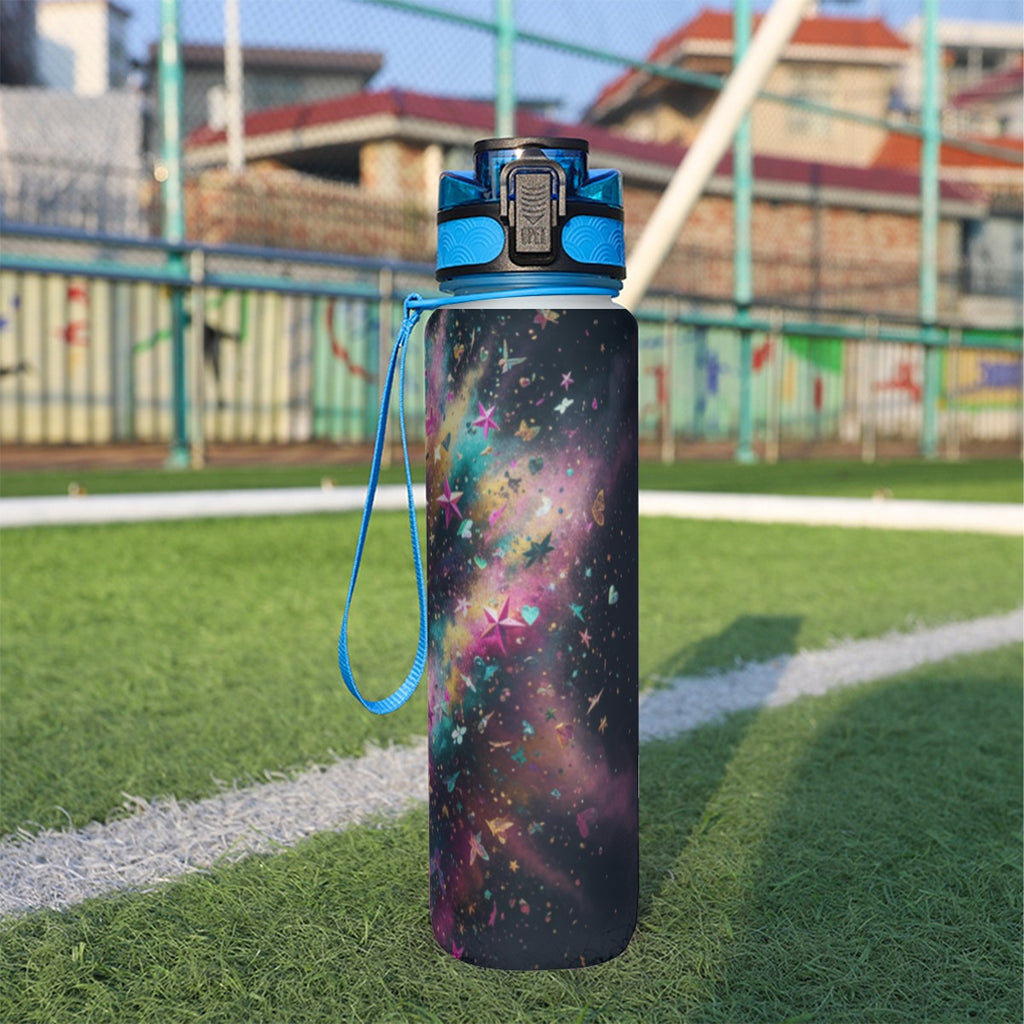 Bottiglia sportiva 32 oz in fantasia galassia, chiusura blu e cordino sul lato
