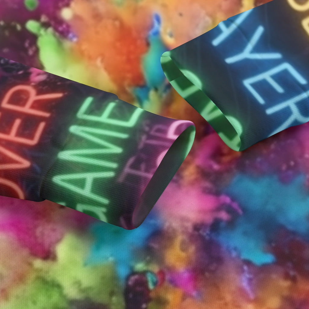 Felpa bambino: dettaglio maniche con scritte luminose e sfondo multicolore