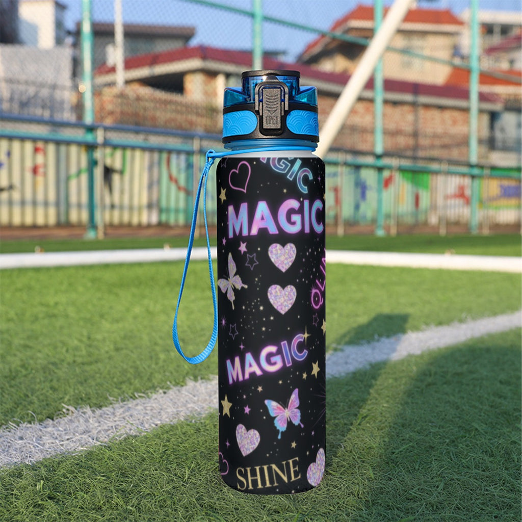Borraccia sportiva 32 oz nera con scritte Magic e cuori/farfalle, tappo blu.