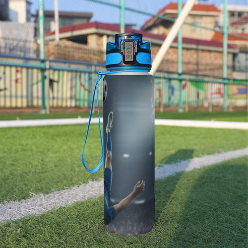 Borraccia sportiva 32 oz con tappo blu, tracolla e grafica di giocatore