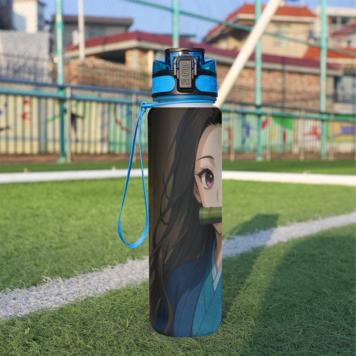 Borraccia sportiva 32oz con coperchio blu e grafica anime parziale, cinturino a laccio