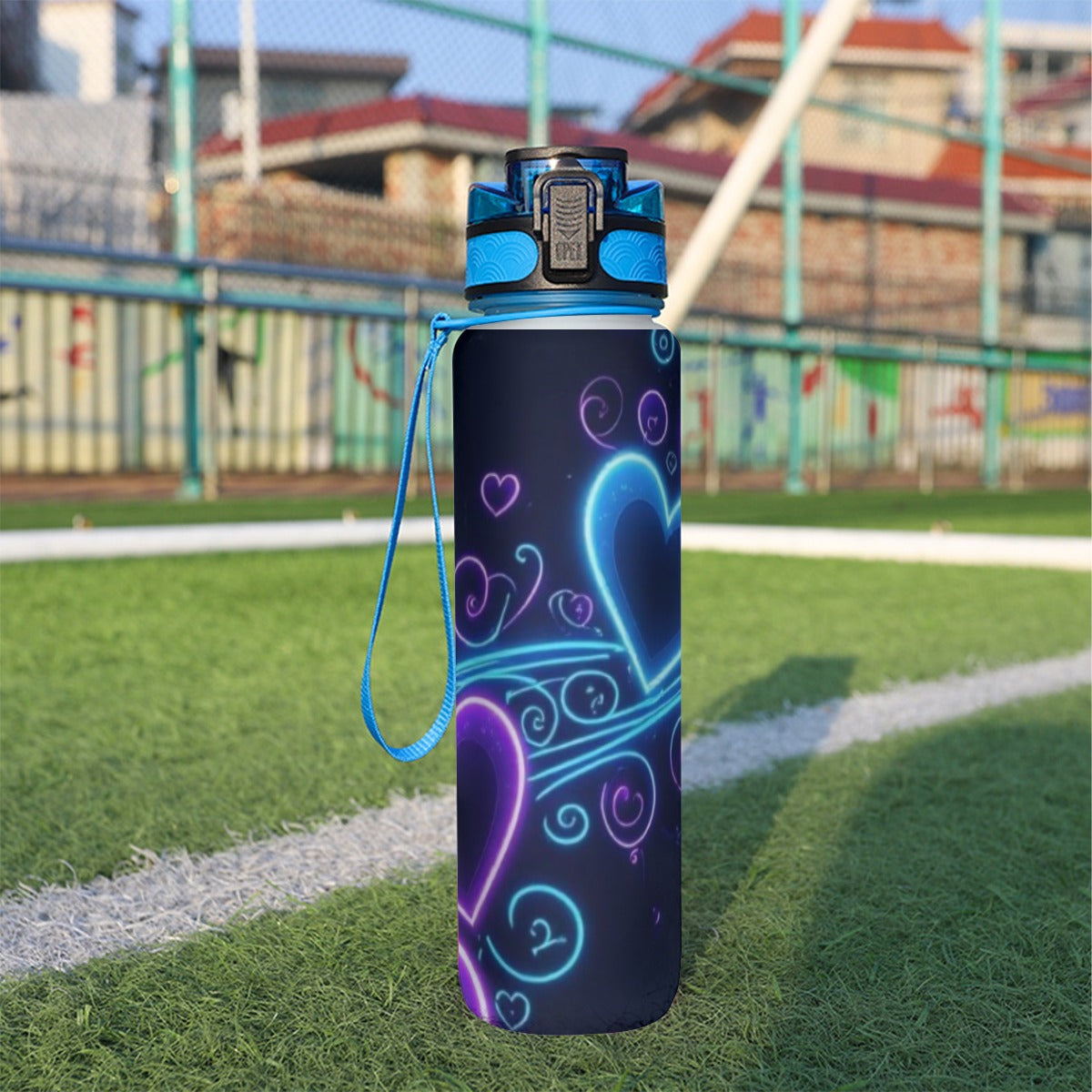 Bottiglia d’acqua sportiva 32 oz blu con grafica cuori neon e cinturino al tappo