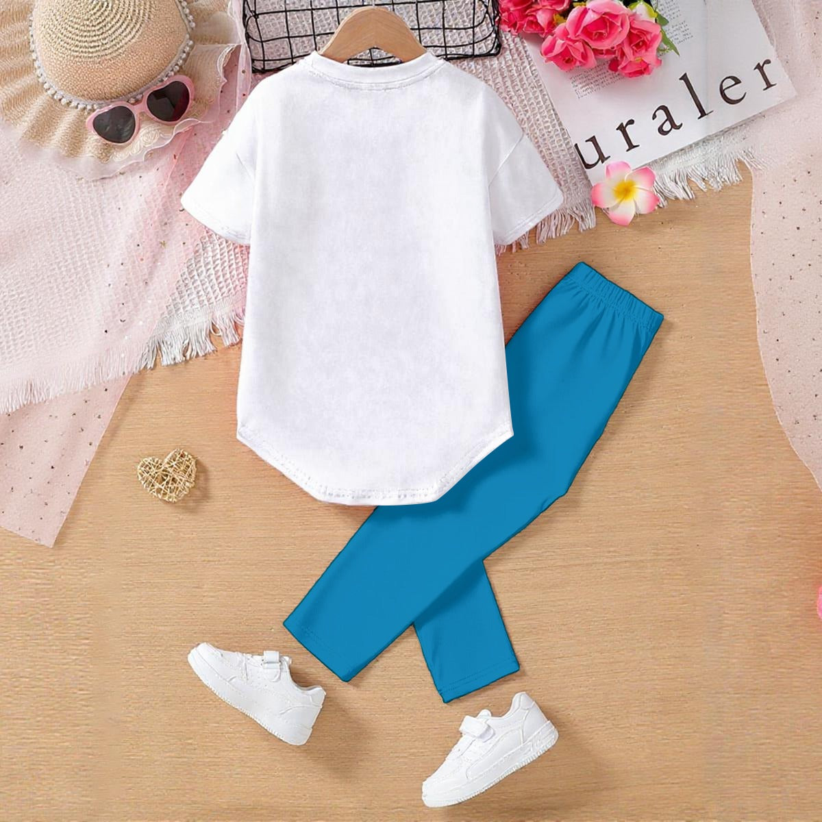 Tuta bambino con maglietta bianca manica corta e pantaloni turchesi