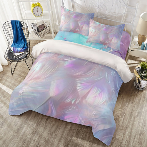 Copripiumino con motivo piume olografiche multicolore su tessuto azzurro pastello