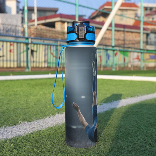 Borraccia sportiva 32 oz con tappo blu, tracolla e stampa di gambe