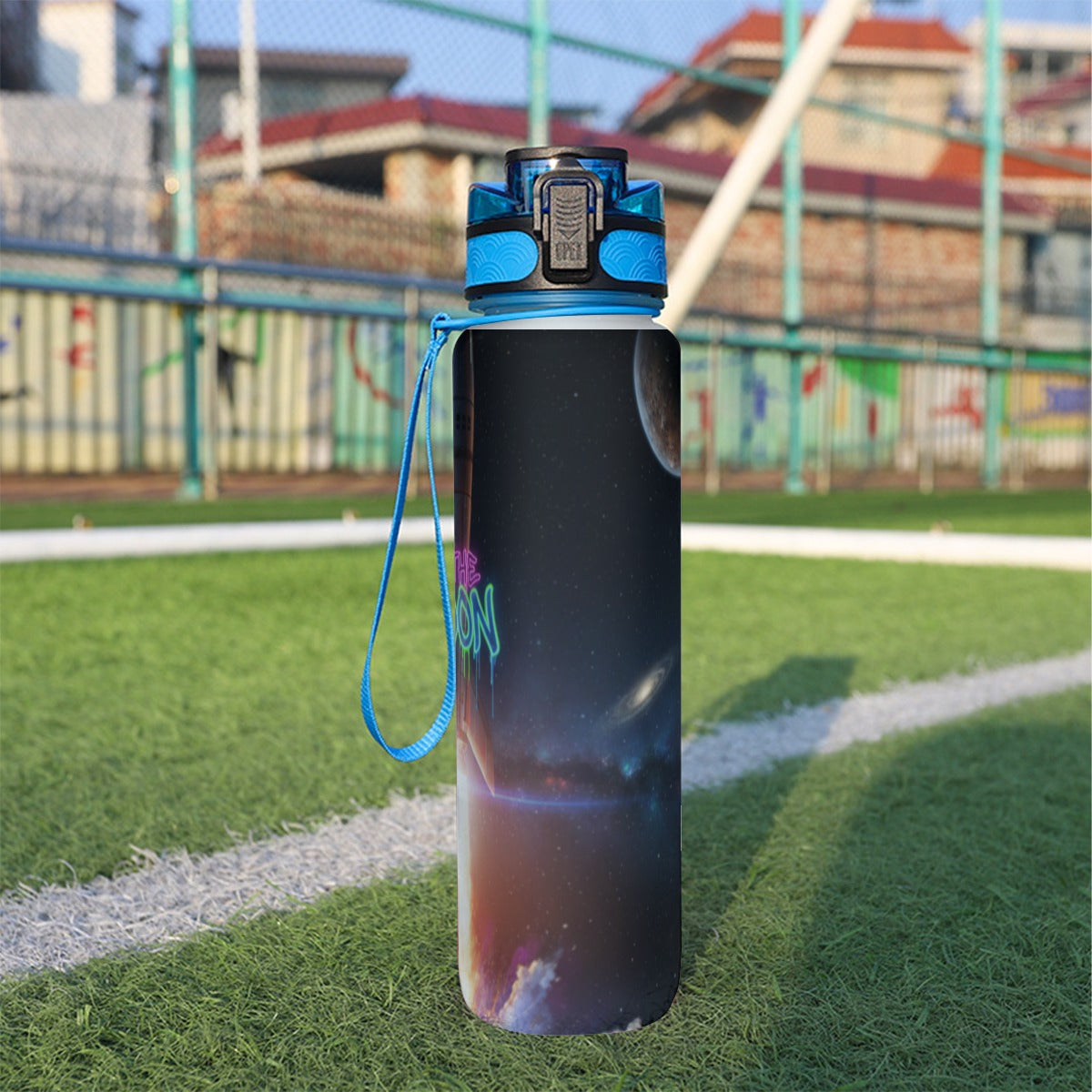 Borraccia sportiva 32 oz nera con tappo blu e tracolla, vista laterale con logo
