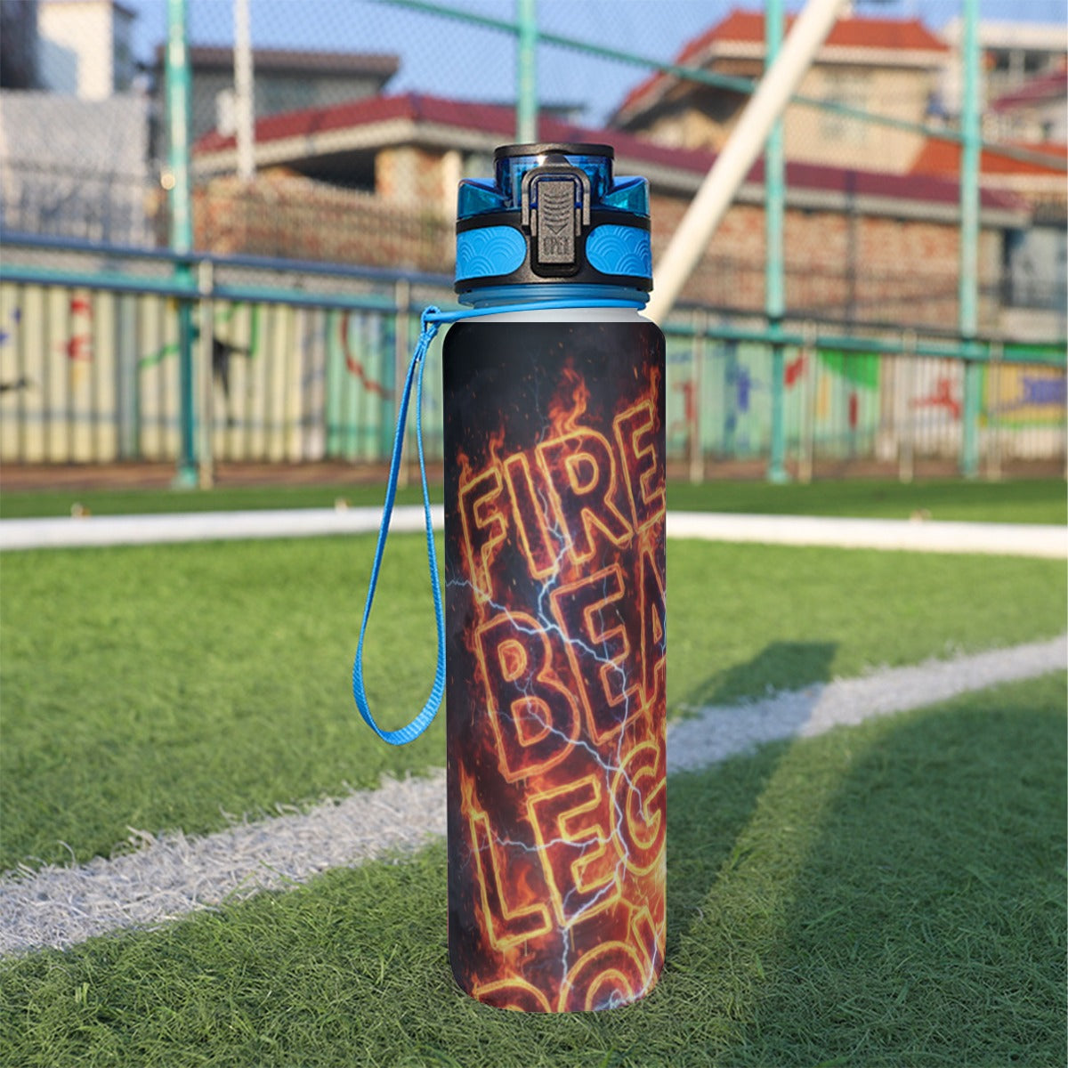 Borraccia sportiva 32 oz nera con tappo blu, grafica arancione/rossa e cinturino.