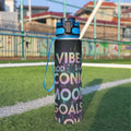 Borraccia sportiva da 32 oz nera con tappo blu e laccetto, grafica colorata