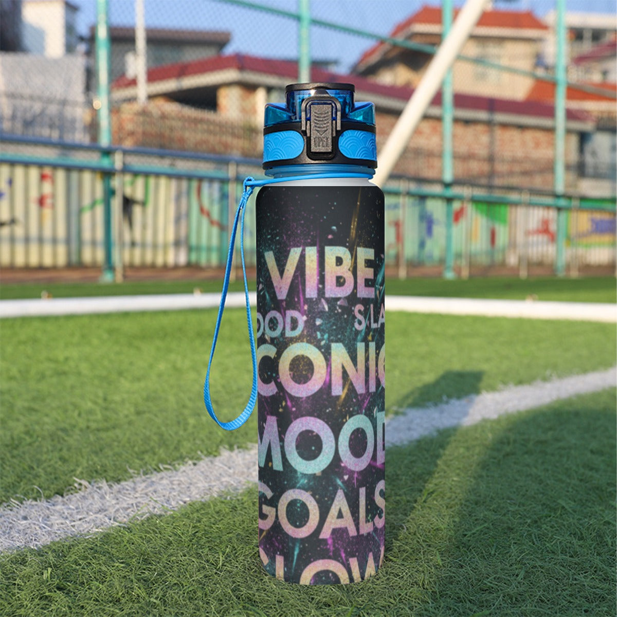 Borraccia sportiva da 32 oz nera con tappo blu e laccetto, grafica colorata